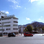 道路を隔てて見たホテル